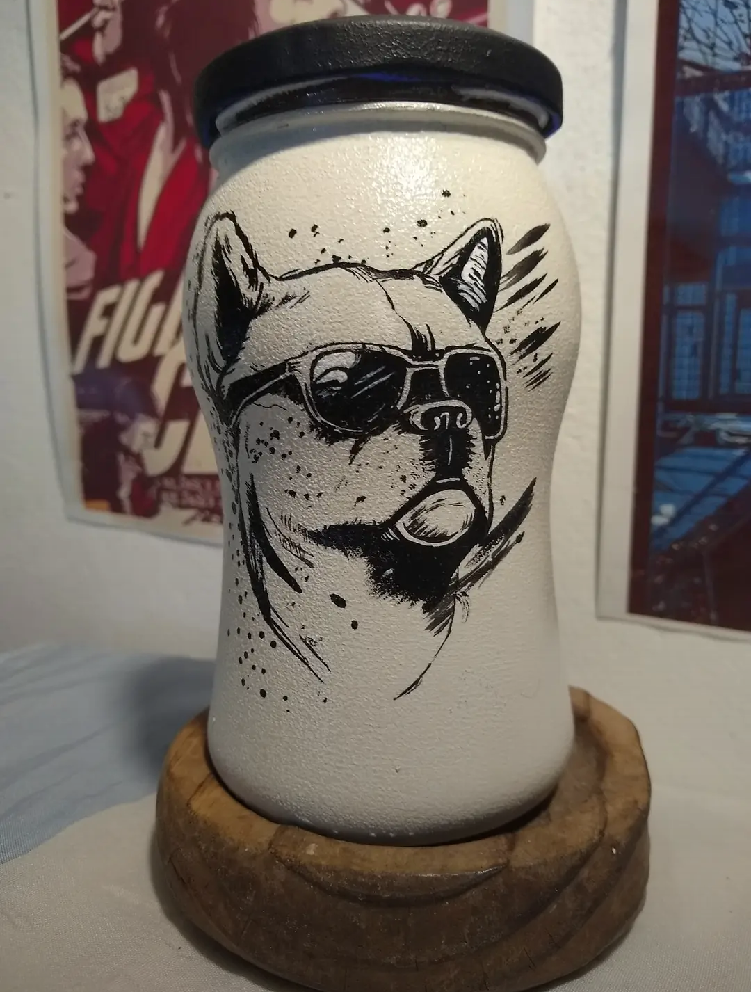 frasco pintado a mano con perro y gafas